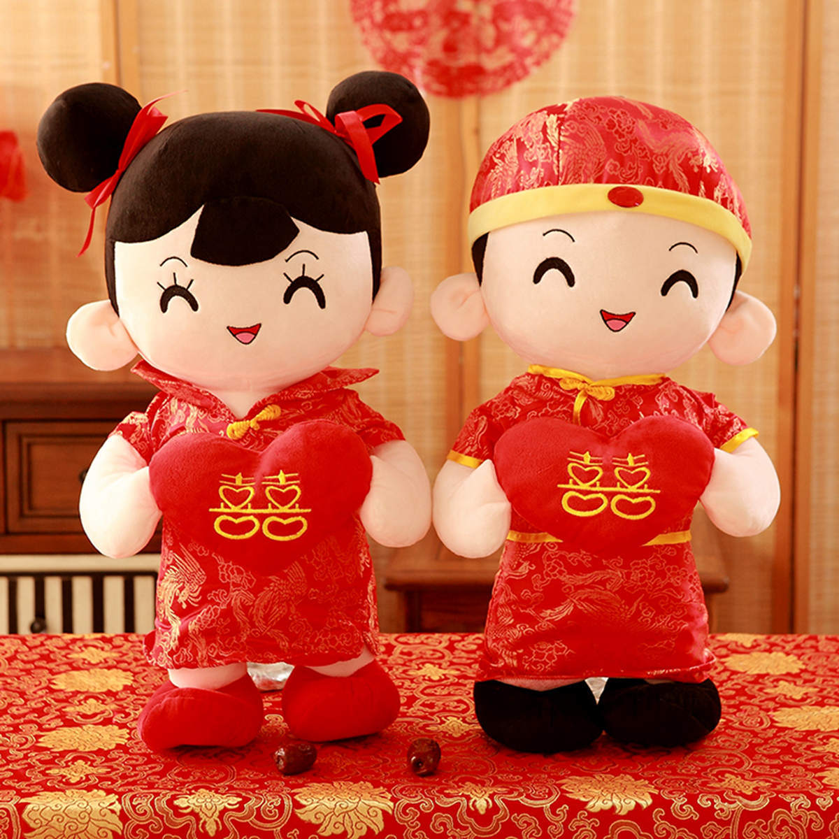 漫画のかわいいお祝いの結婚式の人形カップルと結婚する枕の結婚式のベッドデコレーションドール豪華なおもちゃ