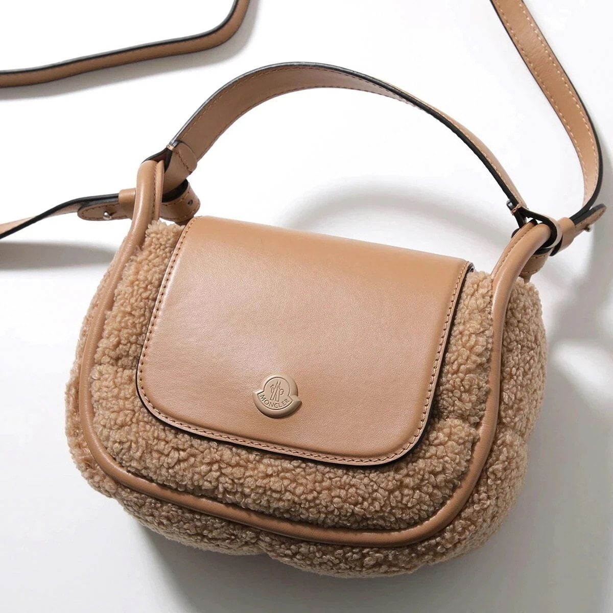 MONCLER モンクレール ショルダーバッグ 5L00013 M4567 レディース ボア×レザー ハンドバッグ アイコンパッチ フラップ 鞄 22B