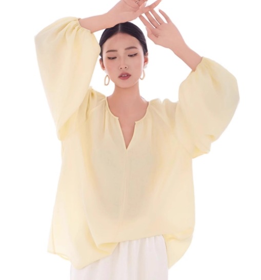 レディース トップス シャツ ブラウス プルオーバー ミモレ 長袖 ボリューム袖 ラウンドネック 襟なし ノーカラー フェミニン シフォン ふわふわ 透け感 異国風 薄手 シアー きれいめ シンプル