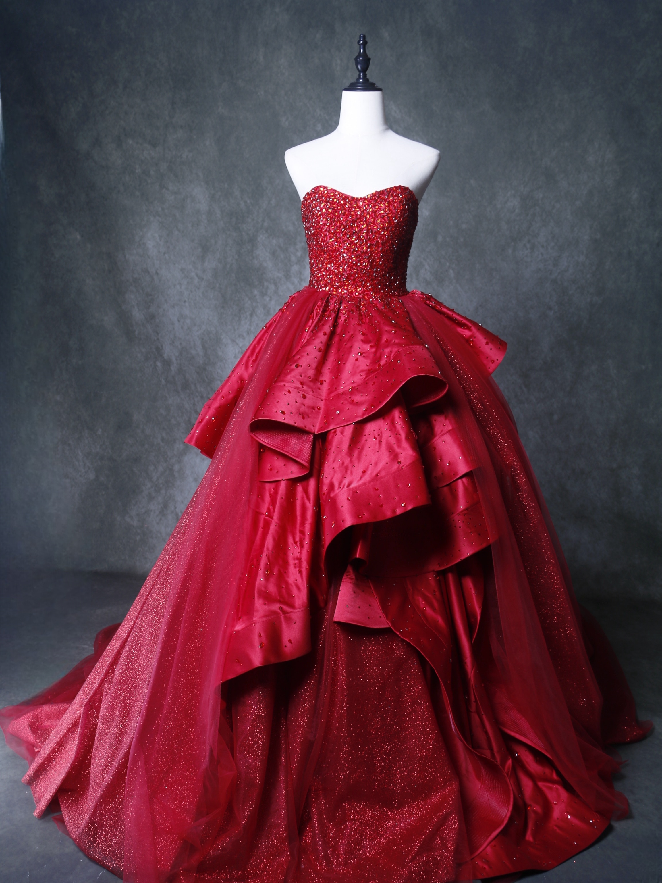 豪華！赤 ウエディングドレス ベアトップ キラキラのハンドビーディング デザイン感 ラメドレス 結婚式/披露宴