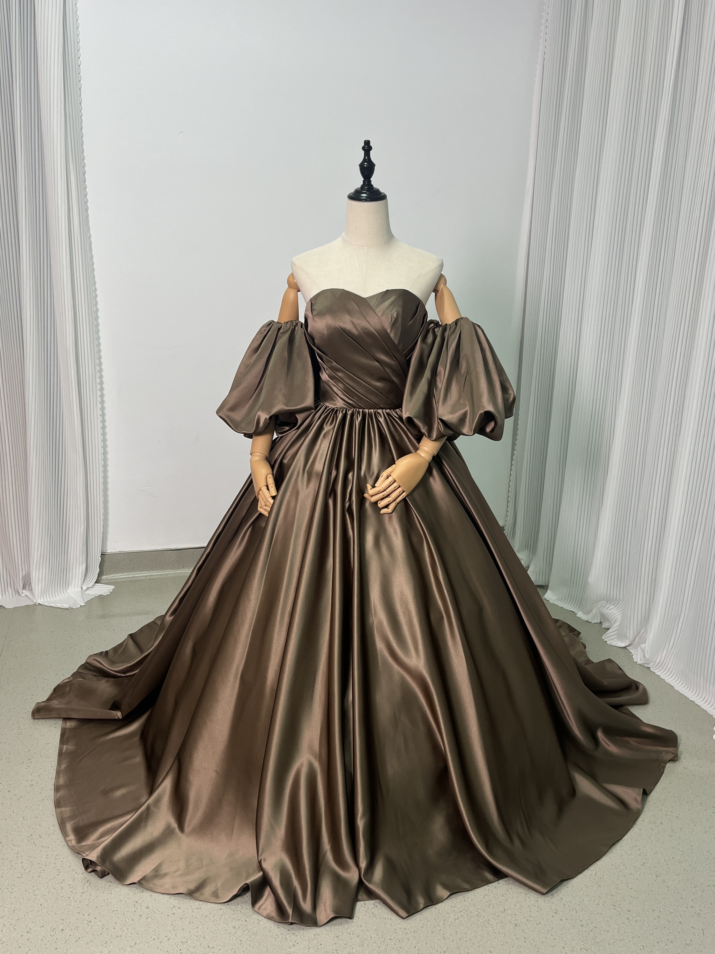 人気上昇！カーキ色 カラードレス ベアトップ パフスリーブ 光沢サテン Aライン 花嫁/二次会