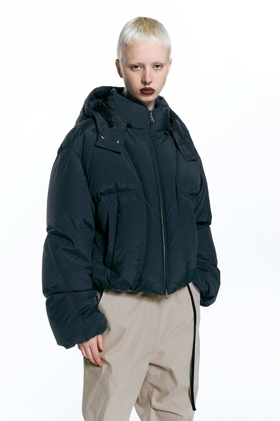 【INSILENCE】 DETACHABLE HOODED GOOSE DOWN JACKET : BLACK 43,700円