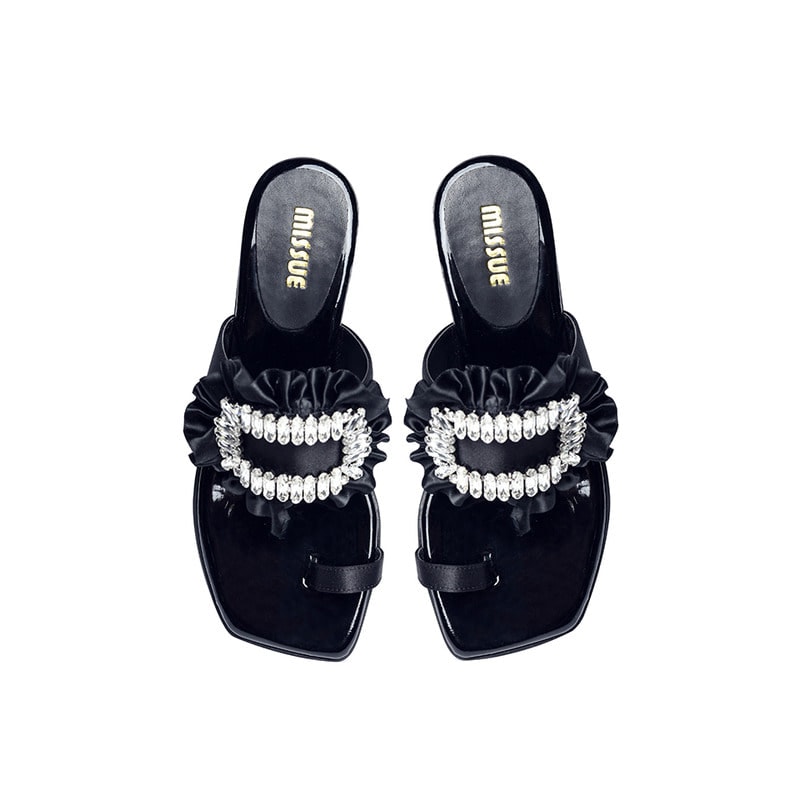 宝石装飾とサテン素材のラッフルがポイントのフリーフラップ[ブラック]