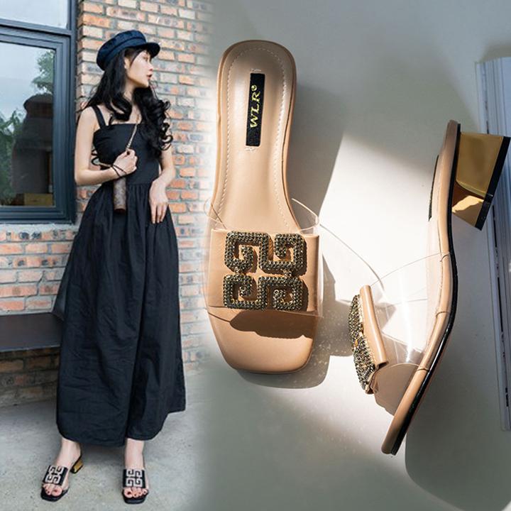 クリア素材にラインストーンの個性的な模様のデザインがオシャレなサンダルゴールドのヒールもフェミニンでモード感あるアイテムサイズ展開も豊富です