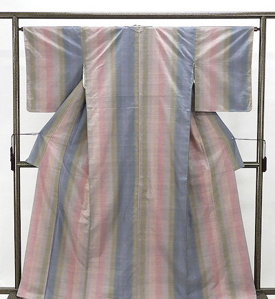 紬 未着用美品 正絹 縦縞ぼかし模様 身丈164cm 裄丈63.5cm 紬 未使用 新古品 着物 カジュアル d4029 紬 未着用美品 正絹 縦縞ぼかし模様 身丈164cm 裄丈63.5cm 紬 未使用