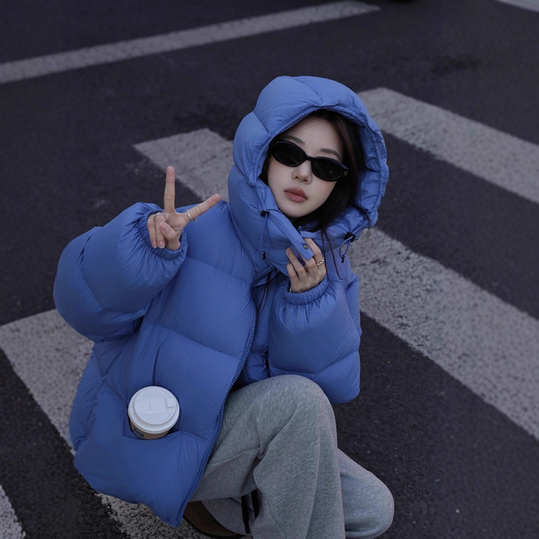 韓国ショートとロングホワイトダックダウン厚く暖かいフード付きダウンジャケット女性のための2025冬のパフ多用途ジャケット