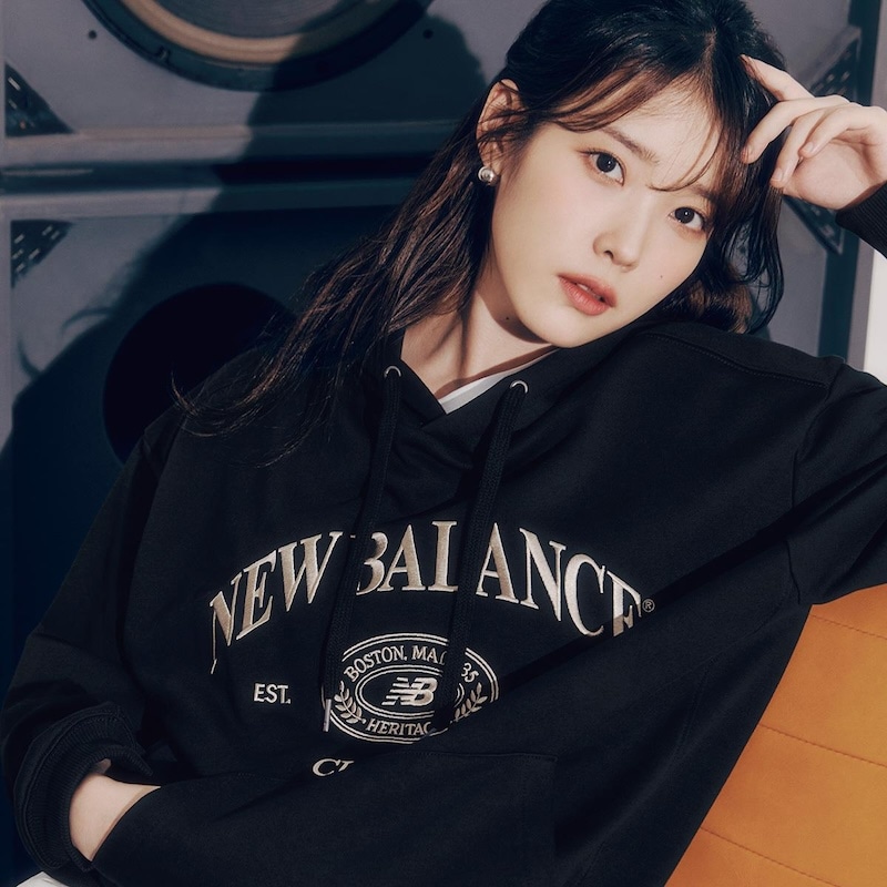 IU着用 韓国限定販売 男女共用 UNI ヘリテージ フードTシャツ(SEMI OVER FIT)