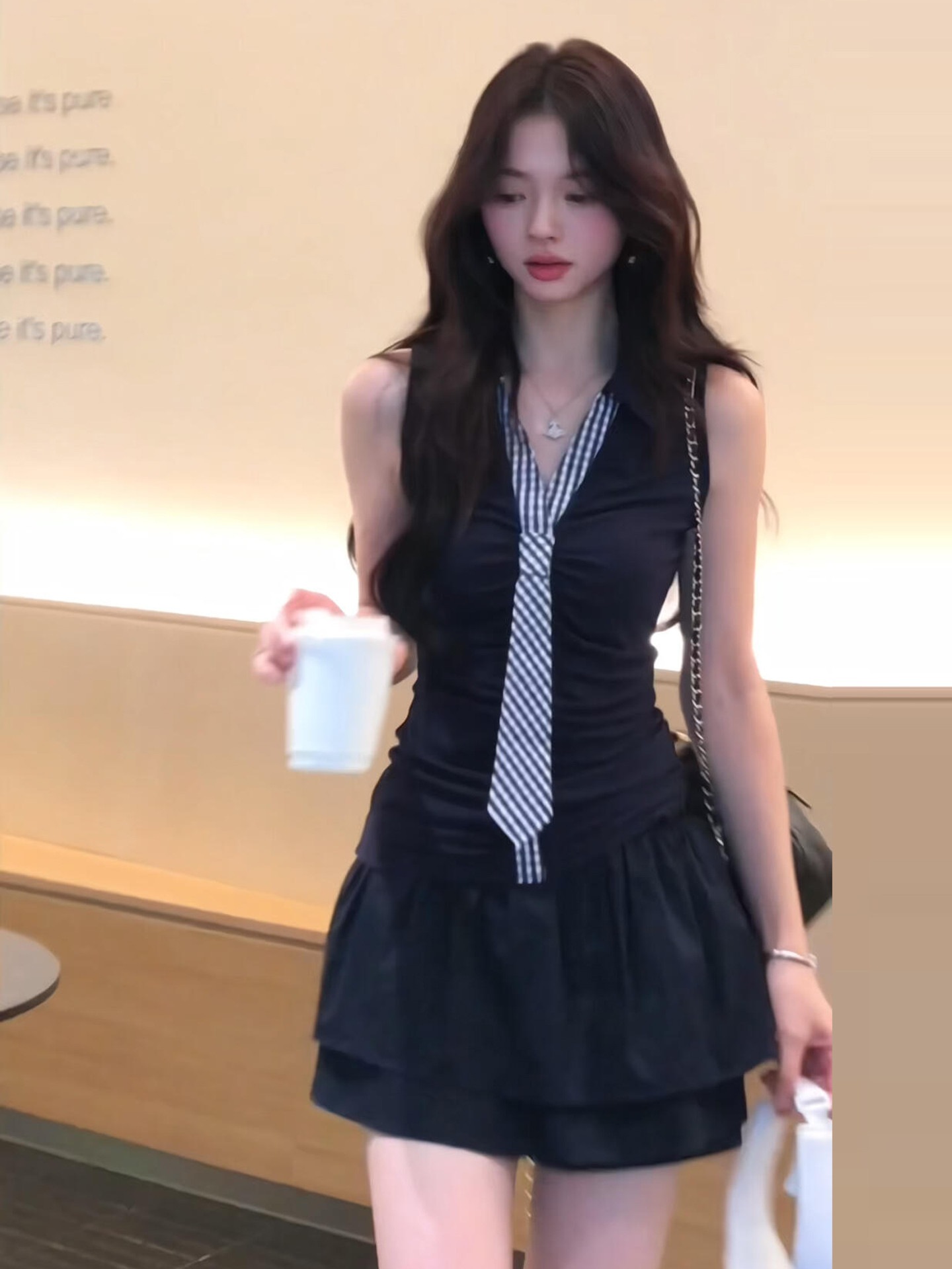 カレッジスタイルのポロネックノースリーブ女性用初夏の美しいショートスカートセット