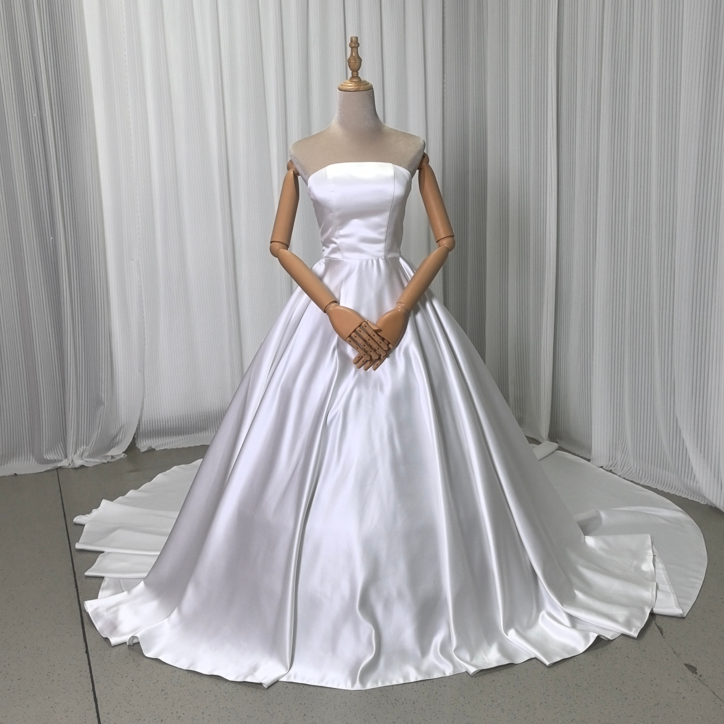 ウェディングドレス エレガント 光沢サテン ベアトップ ロングトレーン 披露宴