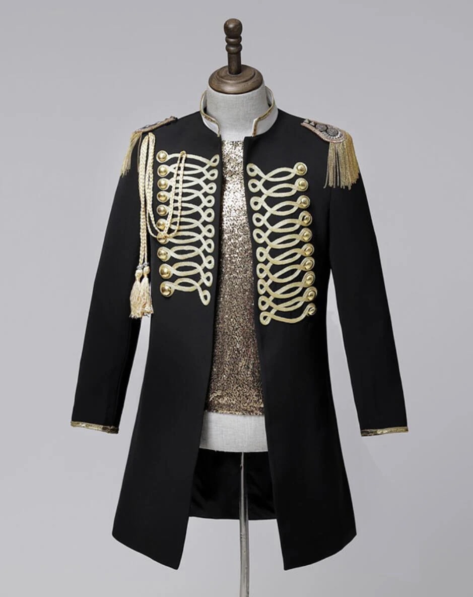 期間限定30%割引 ステージ 衣装 メンズ ミドル丈 コート 黒 立ち襟 スタンドカラー 飾りのダブボタン フリンジ付き肩章 胸元にタッセル付き 男性 人 長袖 スーツ ジャケット 欧米 中世 宮廷風