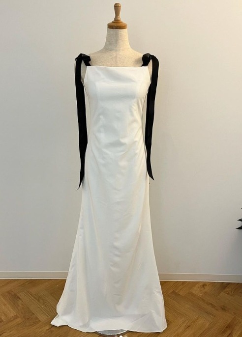 ホワイト ドレス キャミソール 黒 ビロード スレンダーライン 二次会