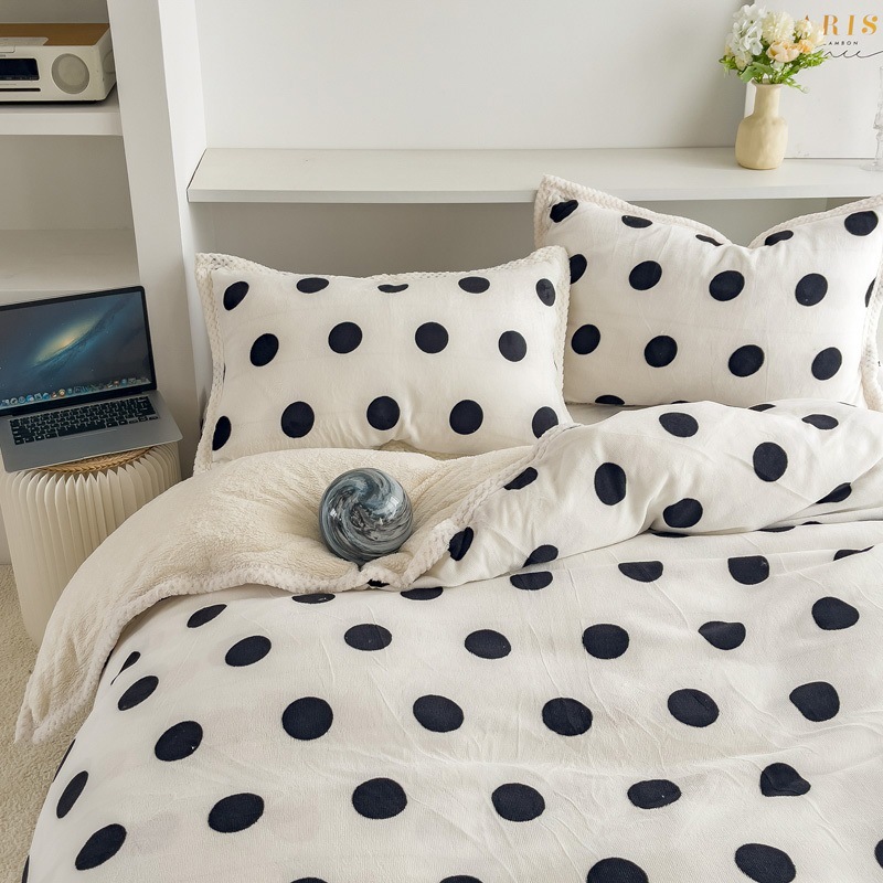 秋と冬のサンゴの毛皮の毛皮のキルトカバー厚いベルベット暖かくてシンプルなポルカの4ピースセット