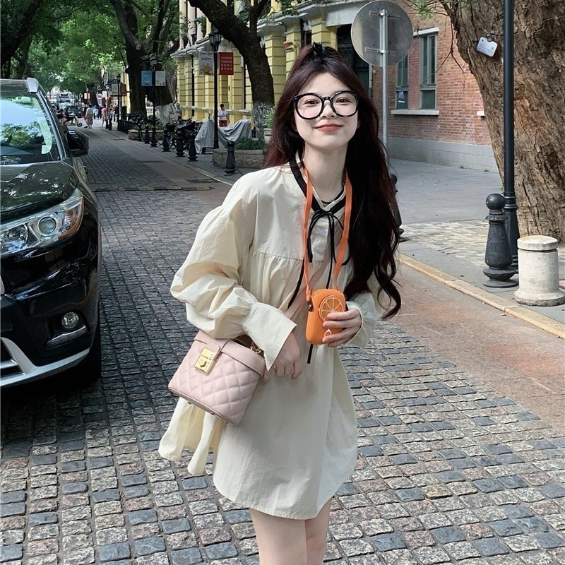 トップス シャツ ブラウス ミディアム丈 半端丈 長袖 ボリューム袖 ドロップショルダー 萌袖 ラウンドネック Aライン 切り替えデザイン ギャザー リボン 前開き ボタン かわいい 大人可愛い