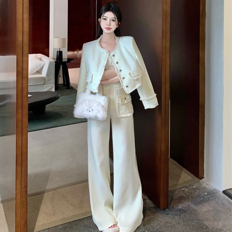 2点セット セットアップ 上下セット スーツ パンツスーツ ジャケット ショート丈 長袖 前開き デザインボタン ポケット ストレートパンツ ロングパンツ フリル かわいい 大人可愛い きれいめ