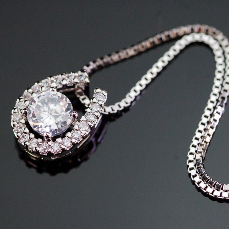 送料無料/ベネチアチェーン付2ct相当ブリリアント馬蹄ペンダントネックレス