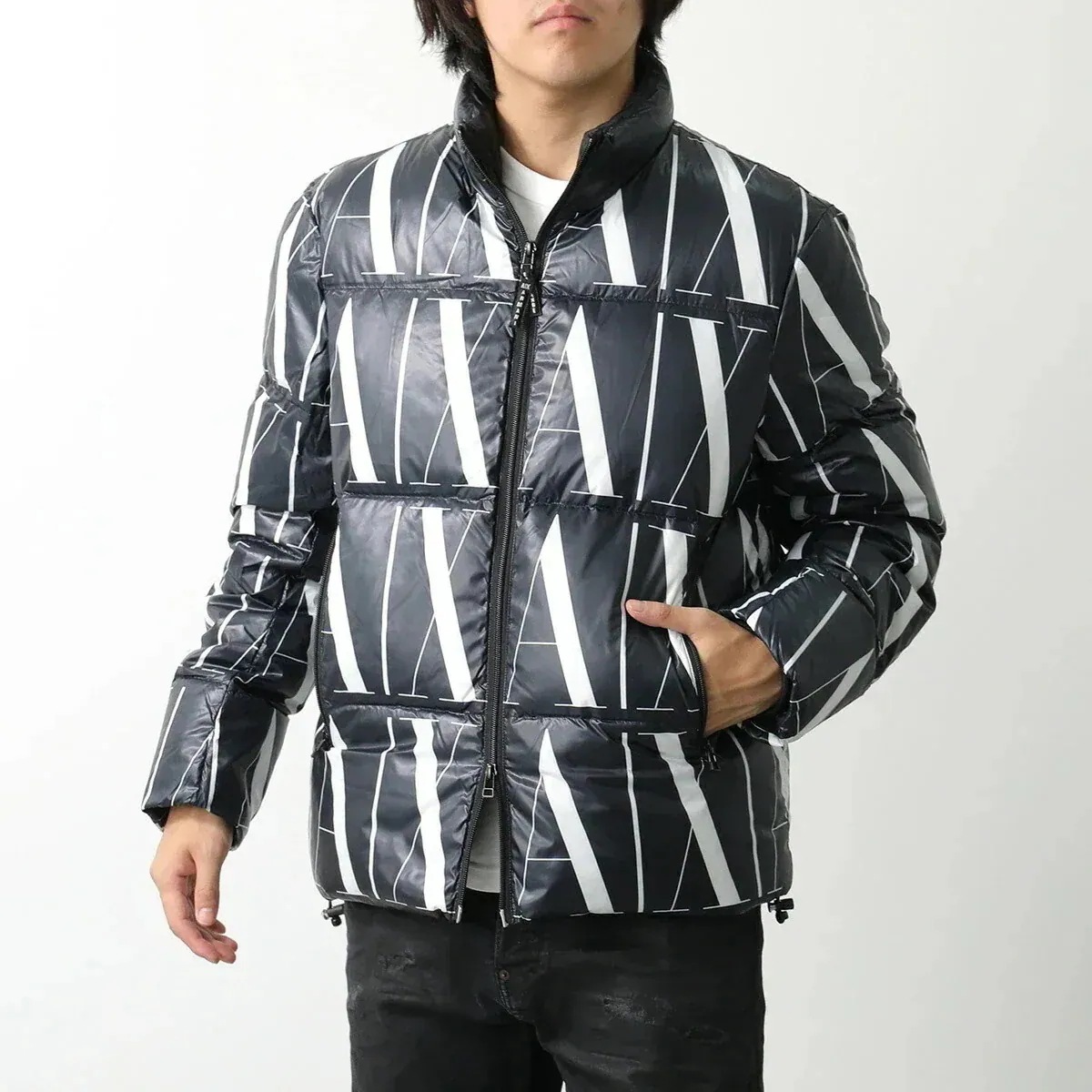 ARMANI EXCHANGE A/X アルマーニ エクスチェンジ ダウンジャケット 8NZBP8 ZNULZ メンズ ハイネック ロゴ 総柄 22AR/BLA