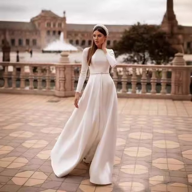 春の新商品の花嫁のサテンの長袖はやせています