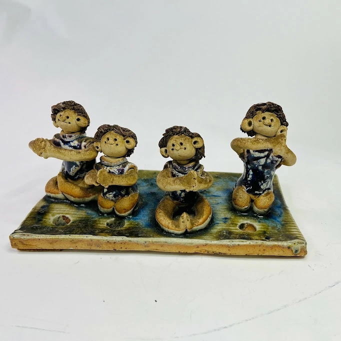【中古】砥部焼青芳人形　お香立て　「四人の子供が手を合わせる」　角皿の上に座る釉薬あり