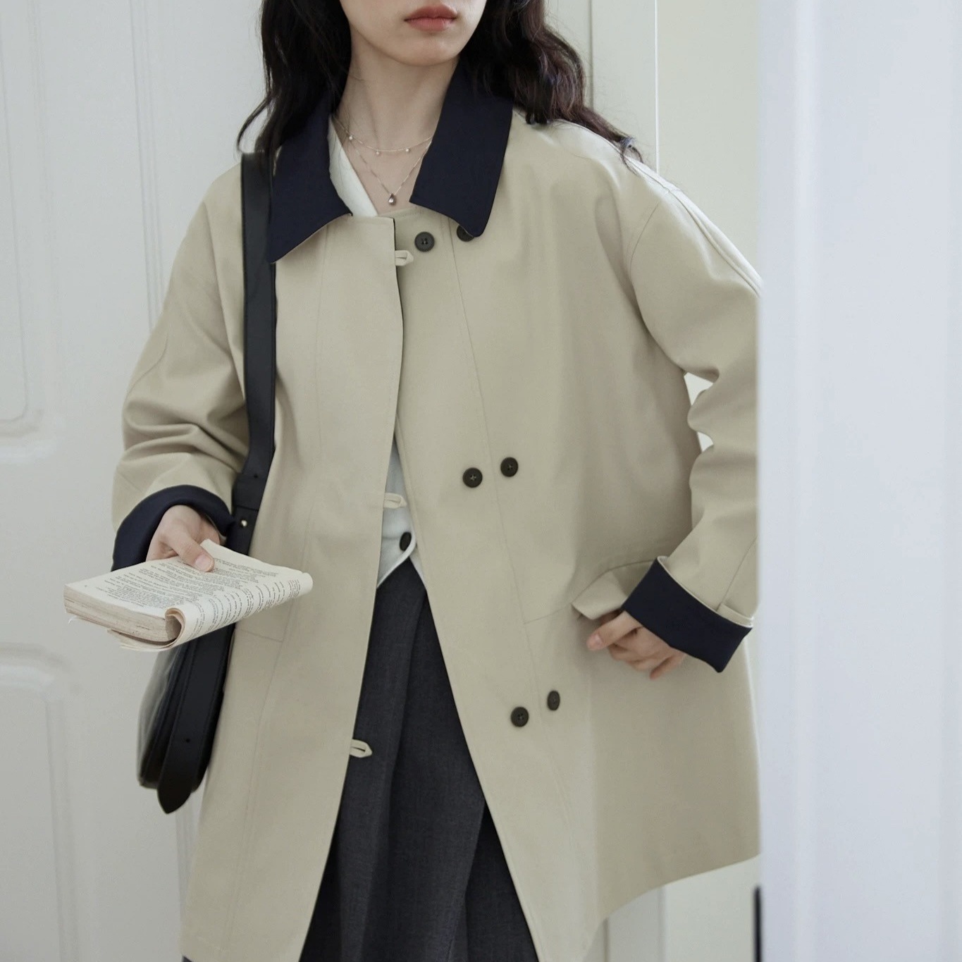 レトロなバーンスタイルのカラーブロックダブルブレストトレンチコート春と秋に適しておりカジュアルスタイルミドル丈です