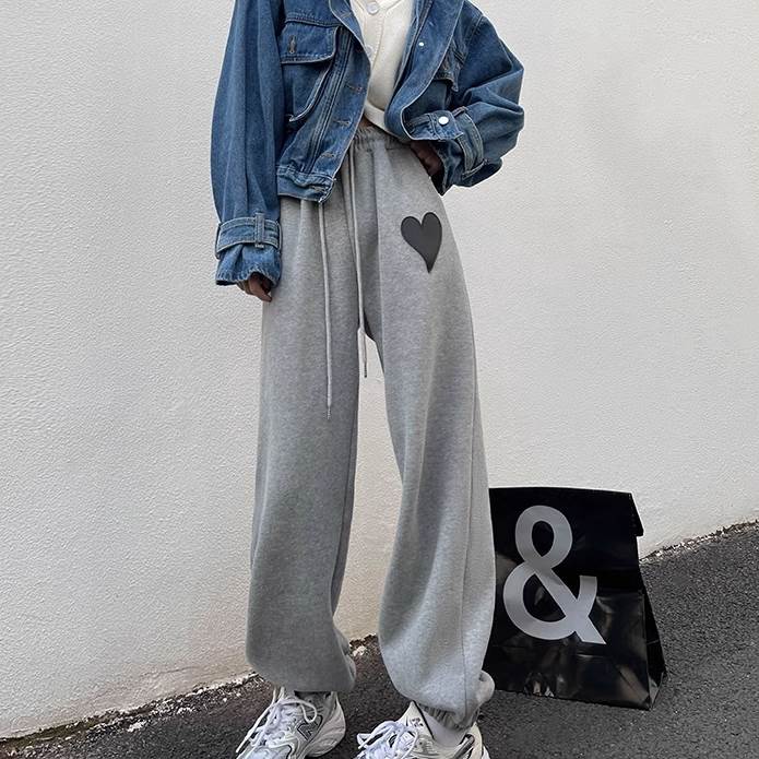 ボトムス パンツ ズボン ストレートパンツ スポーツパンツ ロング ロング丈 ポケット ハートアクセント ウエストゴム フリース かわいい 大人可愛い カジュアル おしゃれ お洒落 ラフ ボーイッシュ