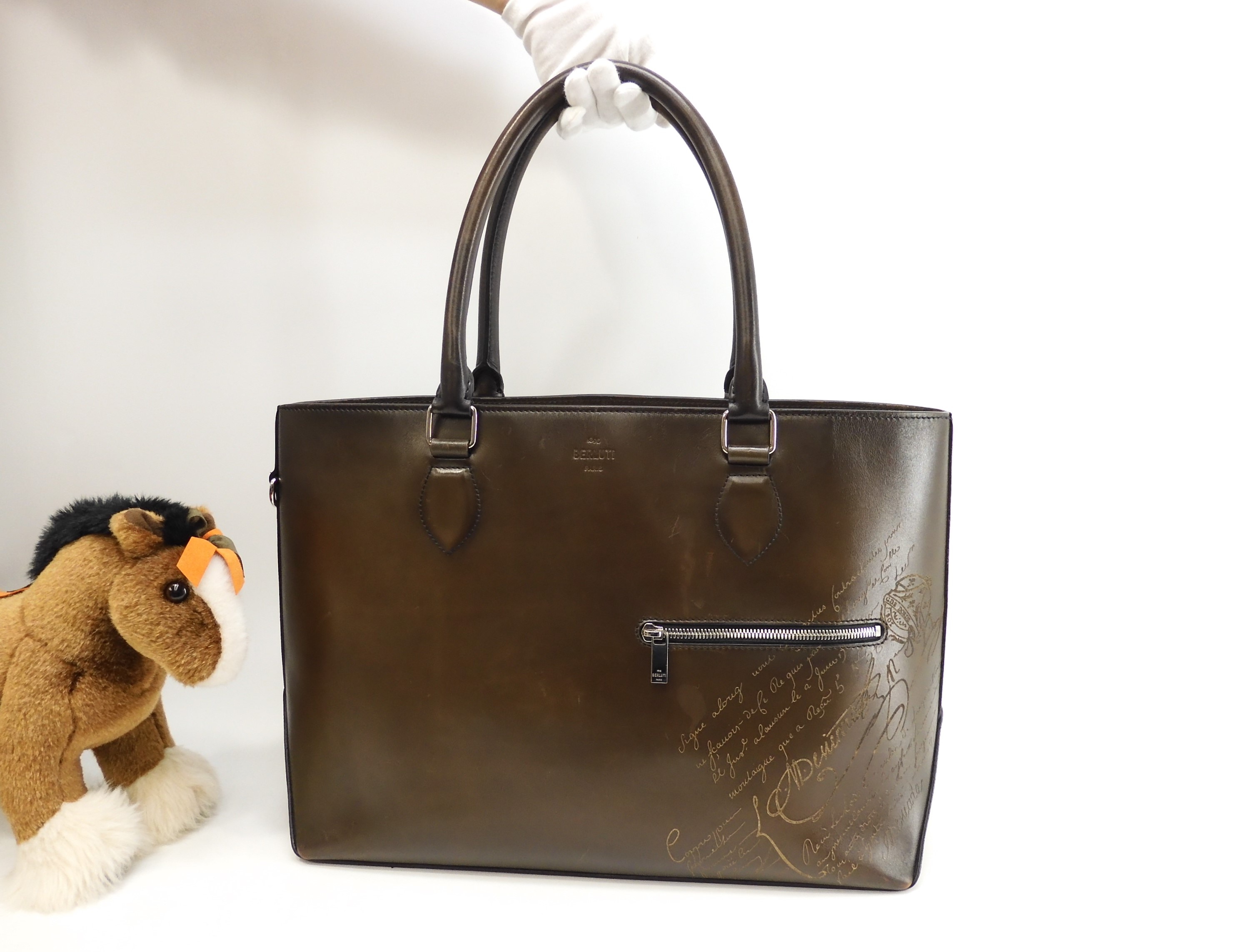 トゥジュール カリグラフィ レザー茶 メンズ トートバッグ@A0250P 119,000円