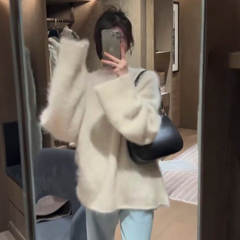 秋冬の女性用の白い模造ミンクベルベットの厚みのあるプルオーバーセーターゆったりとした怠惰なデザインのニッチニットトップ