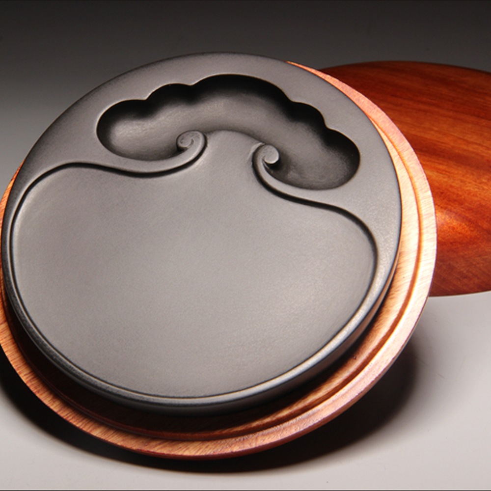 歙州硯 丸型 11cm 楠(クスノキ)の美しい専用硯箱入り 中国四大名硯 安徽省黄山 黒龍尾石歙硯