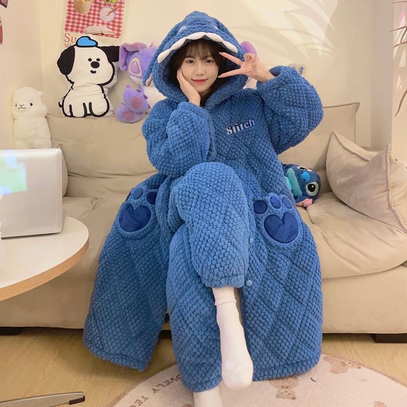 サンゴのベルベットの寝衣の女性の新しい3層の綿とベルベットの厚い冬のバスローブのパジャマの家庭服セット