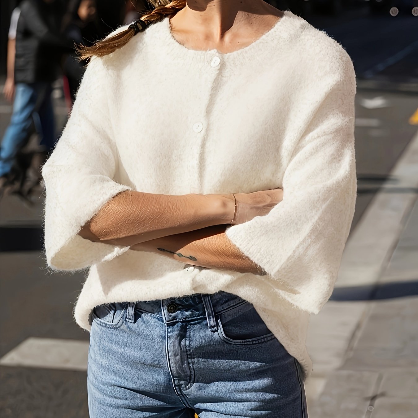 女性用の優雅なブラウン三分袖ボタンドウンカーディガン - 軽量ストレッチ性ラウンドネック春/夏に最適カジュアルスタイルカジュアルウェア休暇スタイルストレッチ性のある素材