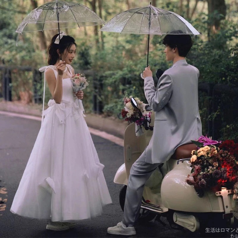 シンプルなストラップの軽いウェディングドレスの旅は森系の超仙気質の新婦を撮影します