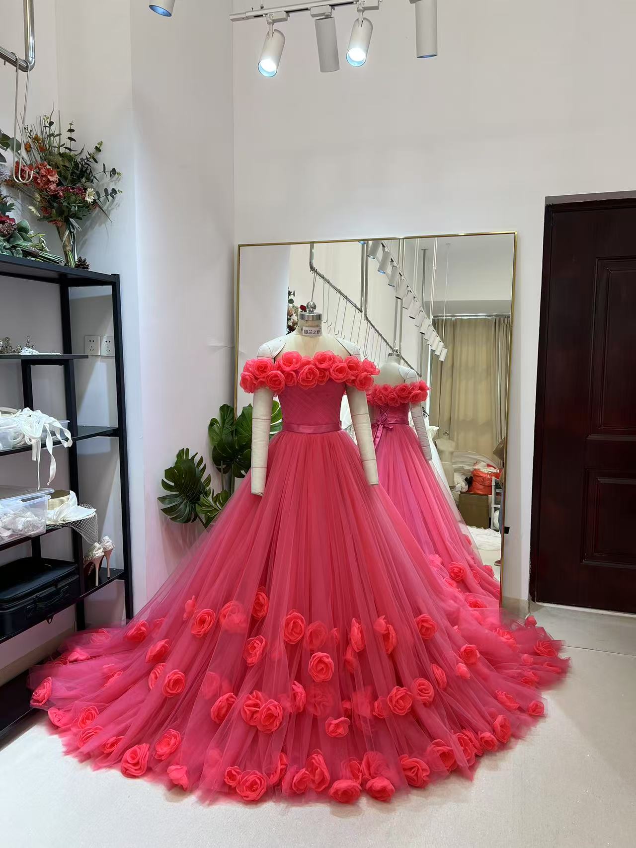 カラードレス ビビッドピンク 花のオフショルダー サッシュベルト ソフトチュール 3D立体レース刺繍 華やかなトレーン