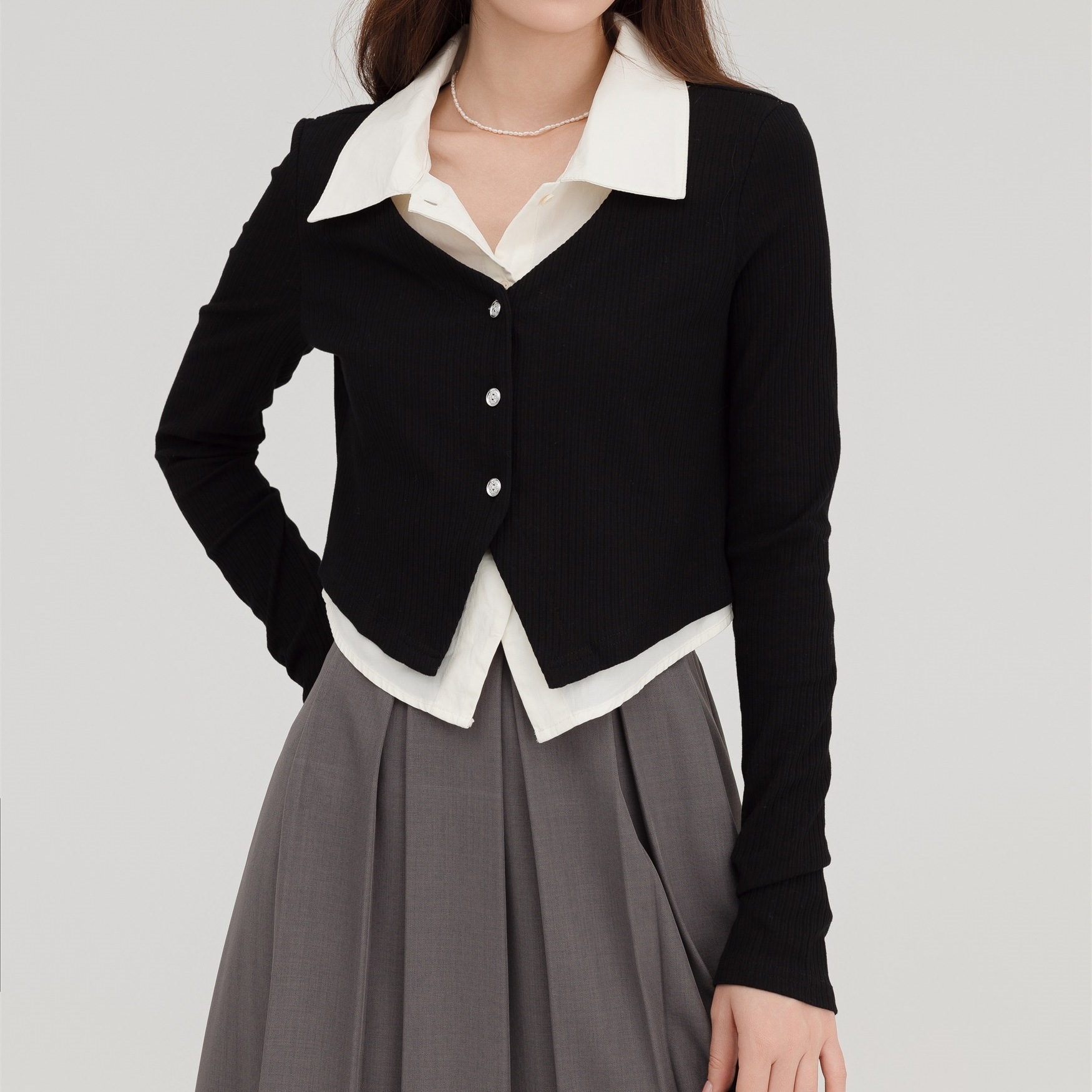 ブラウス トップス カットソー ドッキング Vネック フェイクレイヤード ショート丈 長袖 大人可愛い シンプル 上品 お洒落 こなれ感 無地 デート お出かけ 休日 イベント デイリー 普段使い 5,695円