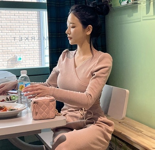 上下セットアップ カジュアルルームウェア リブニット生地 ウエストゴム セットアップ ルームウェア ニットソー セーター プルオーバー ストレートパンツ ロング丈 袖あり 長袖 Vネック スリム