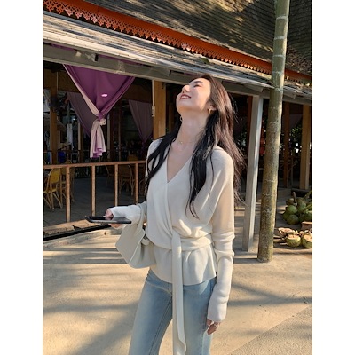 ムルバン清冷感お姉さんの雰囲気感vネックのニットの女性の大衆のデザインの気質は腰を収めて上着を縛ります