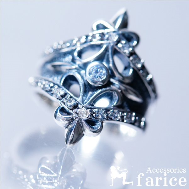 クリアキュービックジルコニアワンポイント＆2ライン装飾 百合の花の紋章＆サイド打ち出し燻しブラックカラーアームデザイン シルバーリング 6,794円