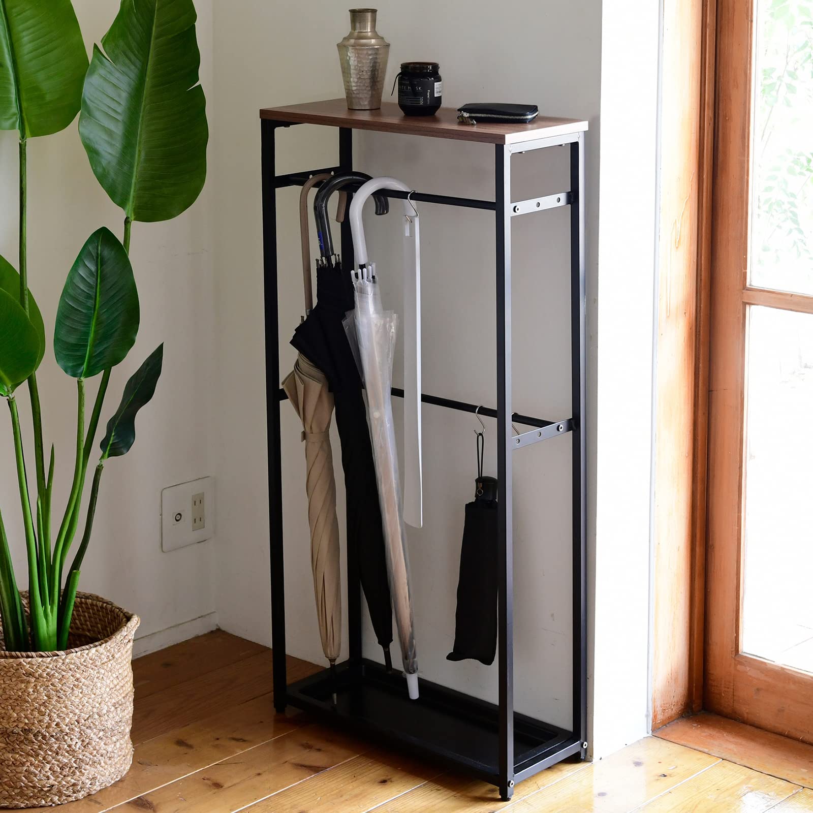 [山善] 傘立て (傘かけ) 玄関 スリム 【70cm傘対応】 幅50×奥行20×高さ103cm S字フック3個 2段 バーの奥行が変えられる(3段階) 組立品 ダークブラウン/マットブラック RUS