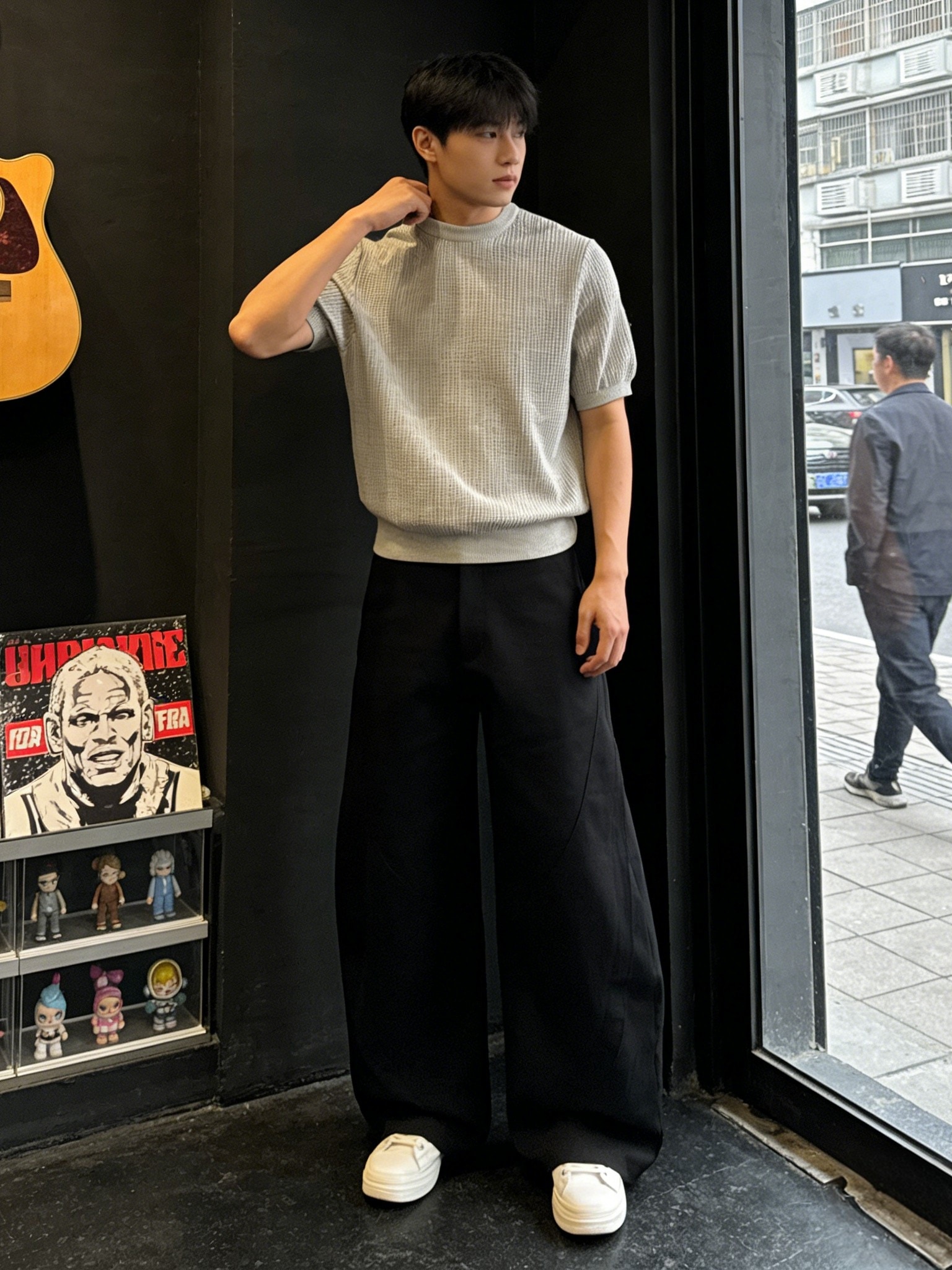 半袖Tシャツとカジュアルパンツのメンズセットアップ夏のOOTDオールドマネースタイルのクールな着こなし一式