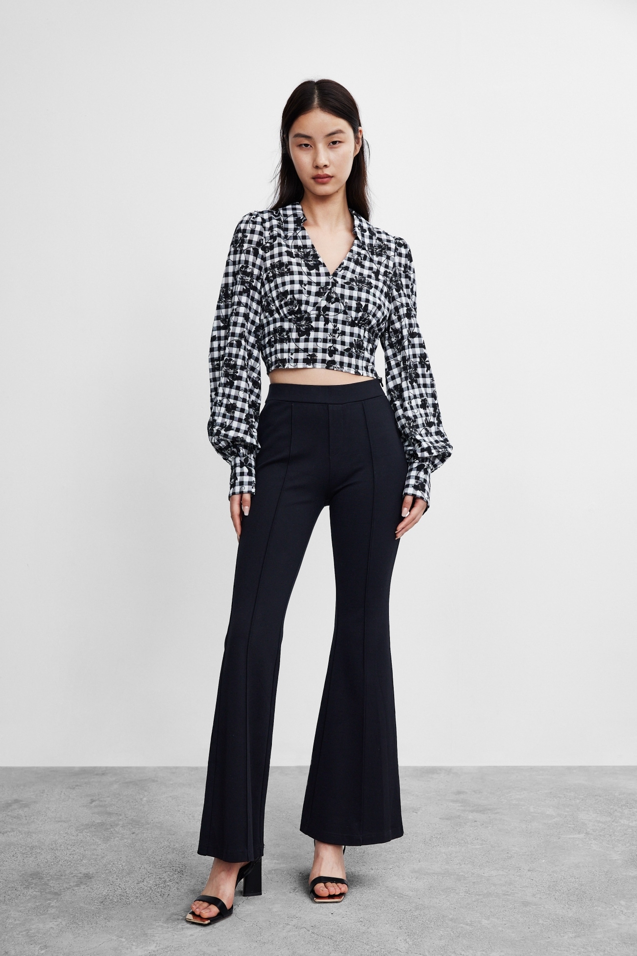 レディース チェック タイト ショートシャツ パフスリーブ風 襟付き 花柄 クール 個性的 ブラック S M L トップス 袖あり 長袖 Vネック かわいい 大人可愛い きれいめ シンプル 大人 上品