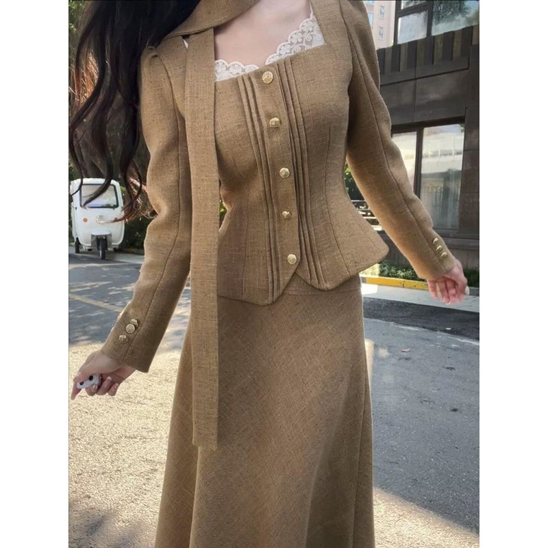 春と秋用の女性用の高級でエレガントなツーピース スーツ仕立ての良いフィット感のあるブレザーとハイウエストの万能スカートが特徴です