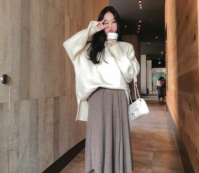 トップス レディース ニット プルオーバー クルーネック ラウンドネック 長袖 ボリューム袖 サイドスリット 無地 リブ袖 チュニック丈 セーター 秋 冬 きれいめ シンプル カジュアル 大人可愛い