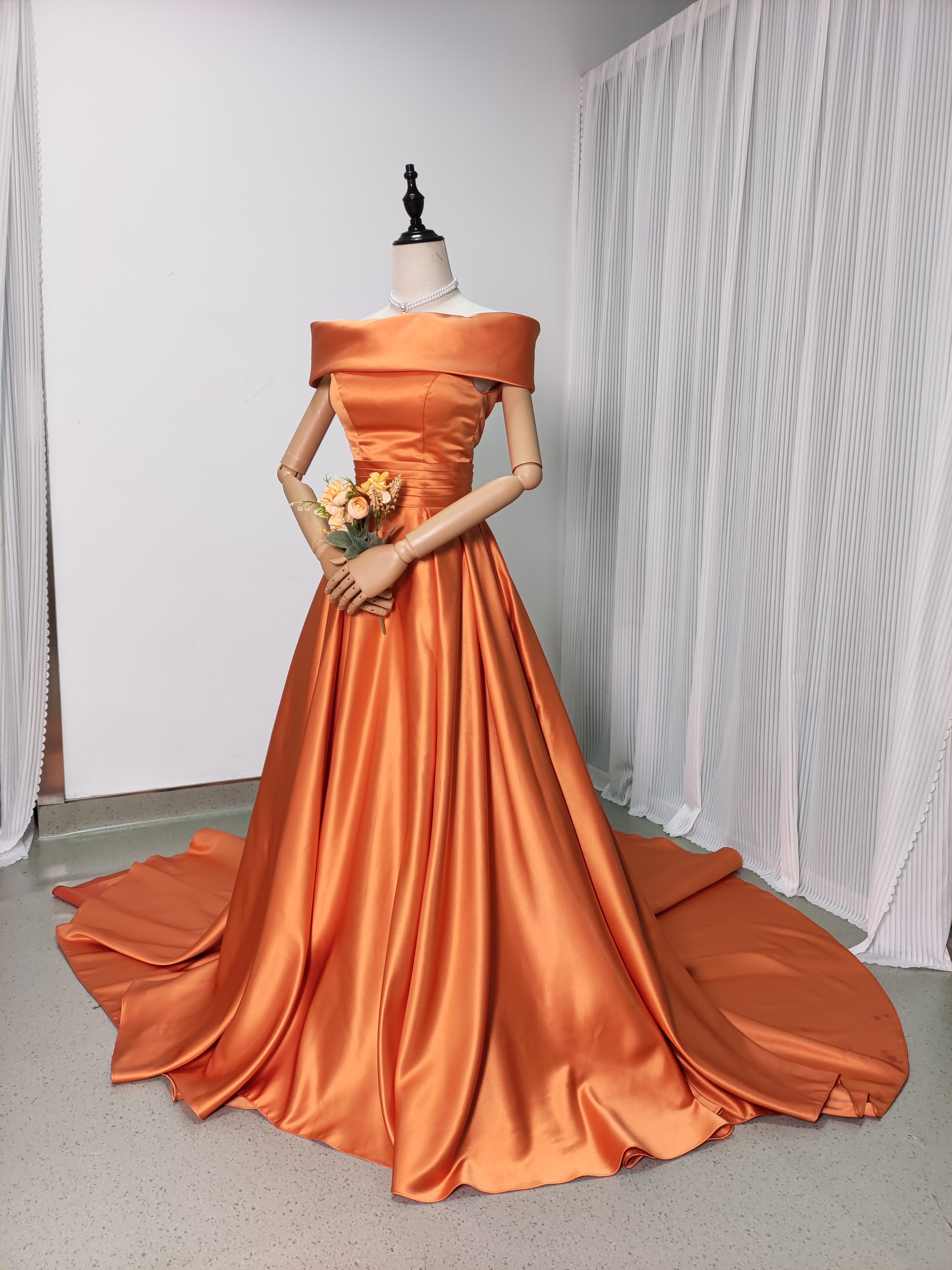 パーティードレス オレンジ 光沢サテン オフショルダー 豪華なバックリボン ファスナー 前撮り