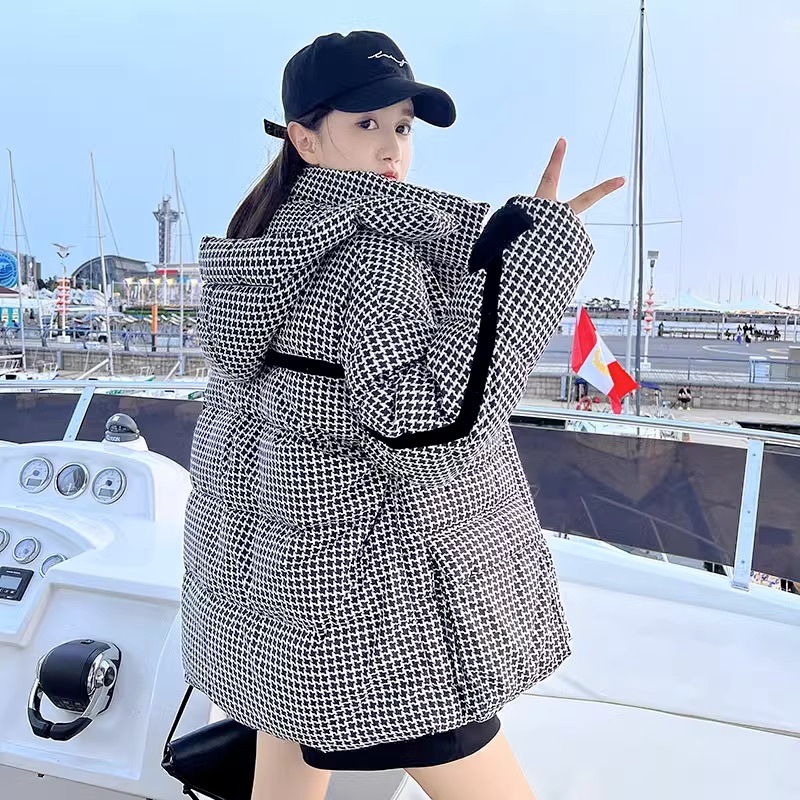 アウター ダウンコート ミディアム丈 ミドル丈 長袖 Vネック スタンドカラー もこもこ モコモコ ふわふわ フード付き 前開き ダウン かわいい 大人可愛い きれいめ 上品 おしゃれ お洒落 レトロ