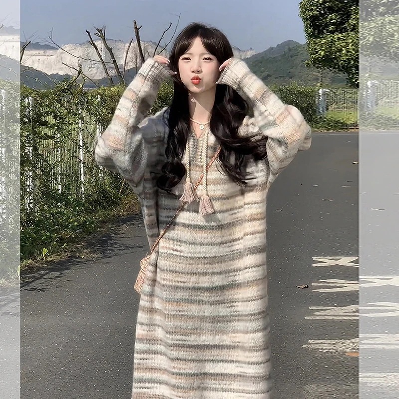 ストライプ柄のニットトップスを春のドレスの上に重ねレディースの2025年秋冬の新作春秋のセータードレスセットと組み合わせました