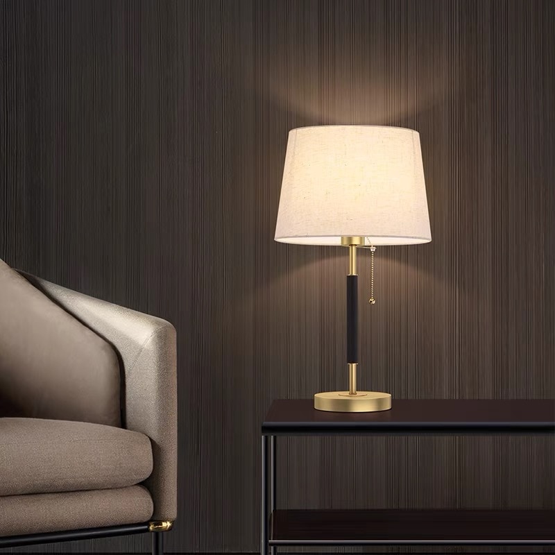 中国標準220 vライトライトラグジュアリーポストモダンデスクランプホテルウォームウォームハイエンドシンプルアメリカンアイプロテクションリビングルームベッドルームダイムベッドサイドランプ 2222