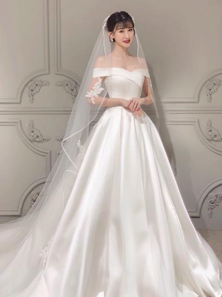 ワンショルダーウェディングドレスブライダル花嫁結婚式披露宴礼服 パーティードレスワンピースビスチェドレス ロングタイプ シンプルエンパイア エンパイアドレス 編み上げタイプ 斉地簡約床付き白スカー