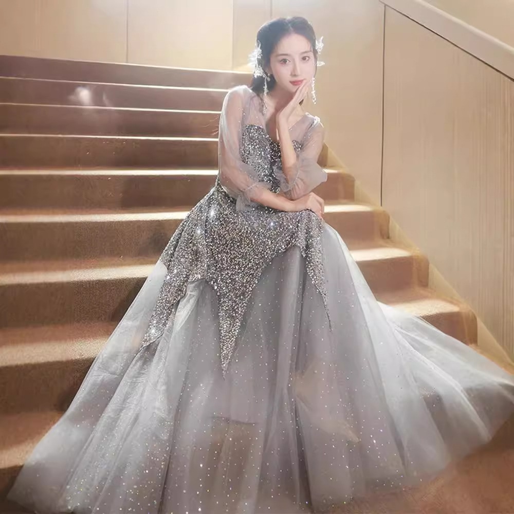 グレーのスパンコールのイブニングドレス長袖ニッチ2025年春の新作誕生日パーティーの司会ドレス女性用ドレス
