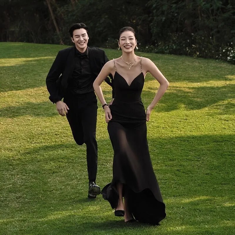 フランスの黒いストラップvの軽いウェディングドレスの女性の高級感のロケの旅行は小さいドレスをたたきます