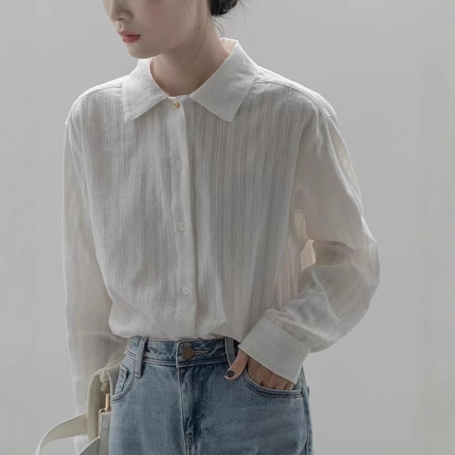 フランスのレトロスタイルの白い長袖レイヤードシャツ秋冬にぴったりのユニークでスタイリッシュなトップス早春にぴったりです