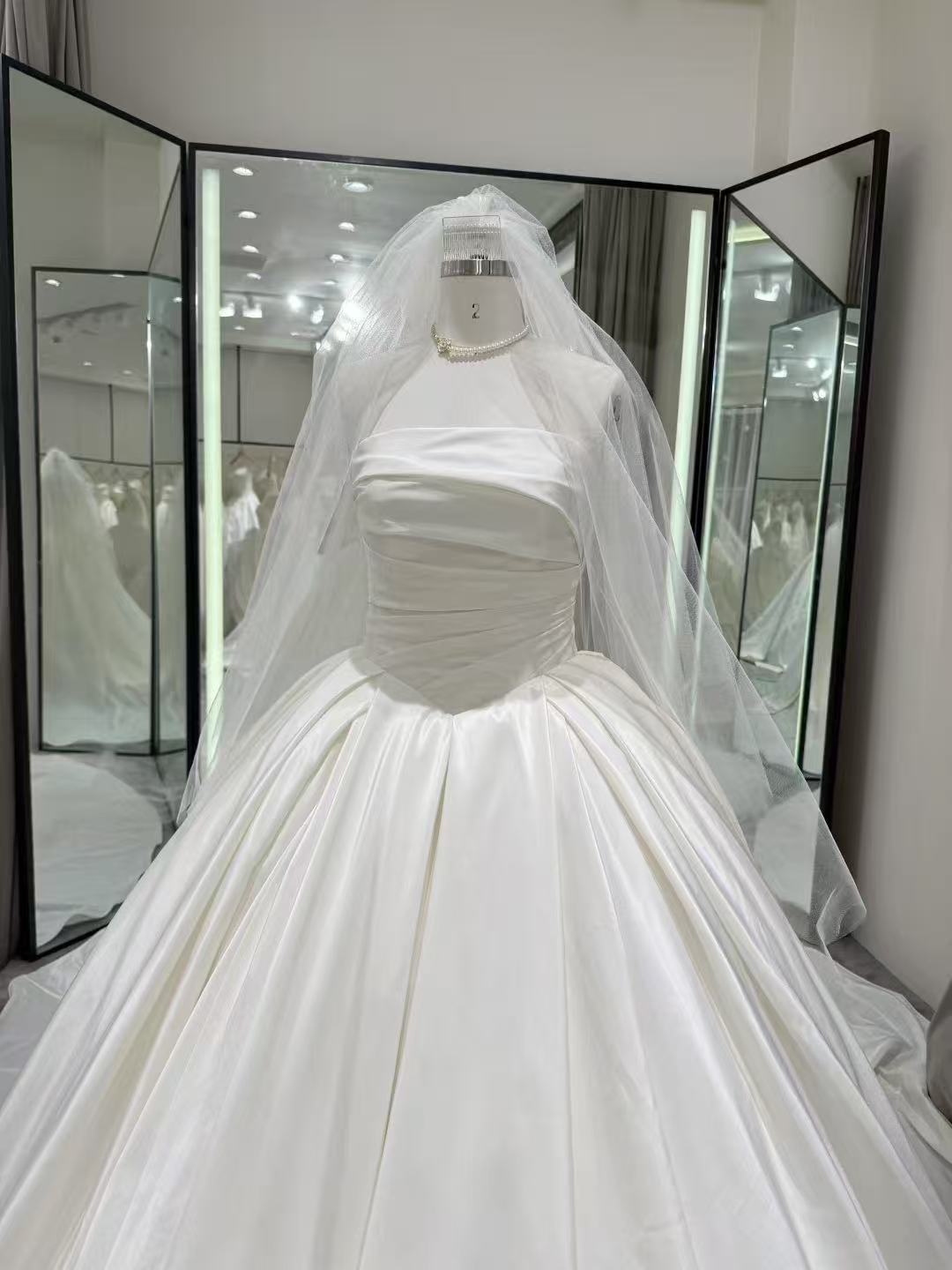 ウエディングドレス シルクタフタ ベアトップ プリンセスライン ロングトレーン 拳式