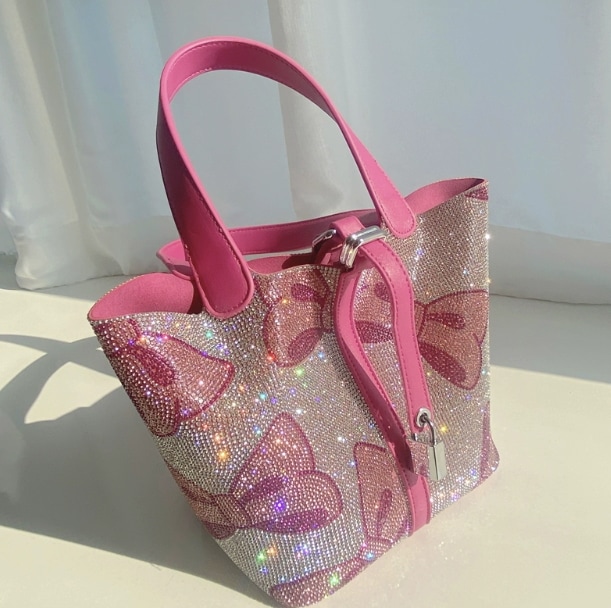 バッグ カバン レディース ショルダー ハンドバッグ 斜めがけ 手持ち 大容量 多収納 自立 スクエア リボン チェーン スパンコール かわいい 大人可愛い きれいめ 上品 お洒落 ラブリー